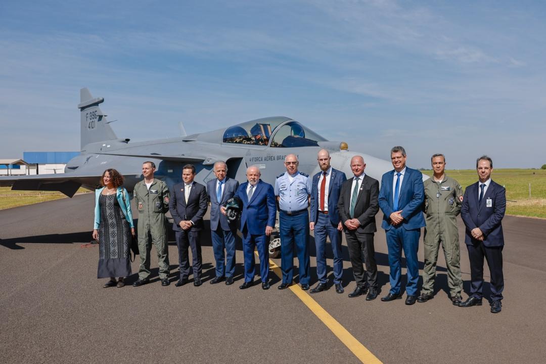 Foto 5 de 6 — Veja fotos da visita de Lula na Embraer de Gavião Peixoto